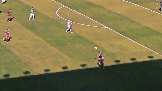 Un duro choque de cabezas en cancha de Lanús dejó hospitalizado a un defensor de Aldosivi.