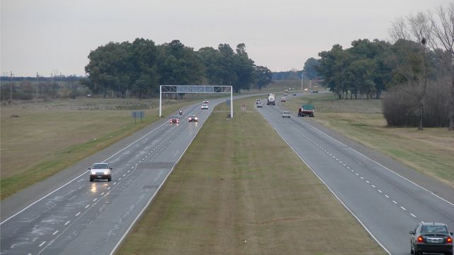 Reparación de la Autopista. La Gobernación expresó que repavimentará la traza vial.