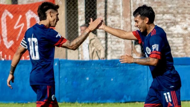 Leones FC. Choque los cinco y el saludo del capitán Juan Vieyra a Cristian Bonesso autor del segundo tanto de Leones ante Cambaceres.&nbsp;