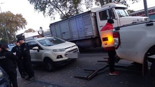 Un conductor que se quedó dormido dentro de su auto, frente a un semáforo en Uriburu y Buenos Aires.