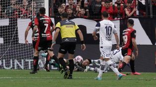 Fernando Espinoza observa la acción cuando Lautaro Morales se queda con la pelota. (LA CAPITAL/Sebastian Suarez Meccia)