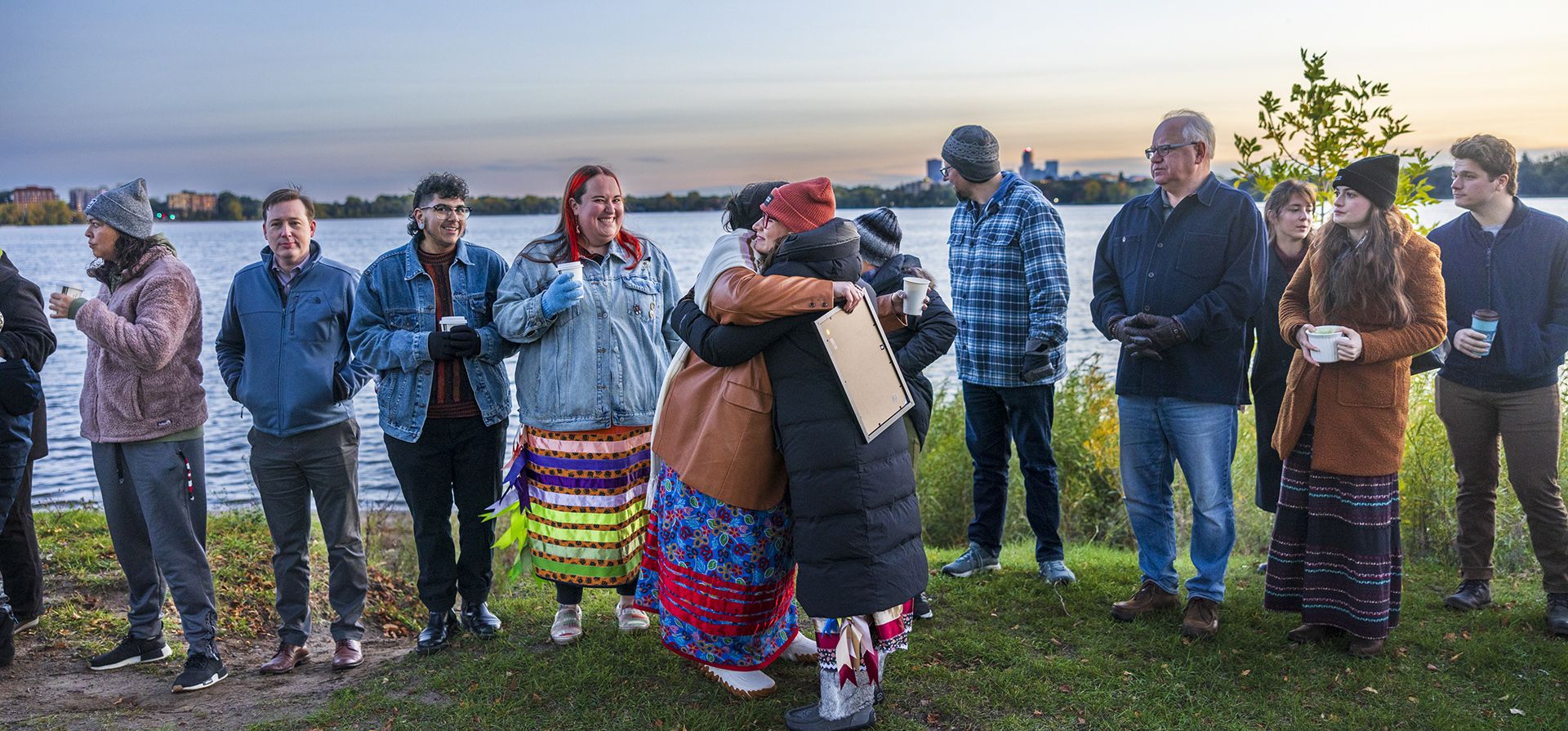 Personas asisten a una ceremonia al amanecer del Día de los Pueblos Indígenas en Bde Maka Ska en Minneapolis, Minnesota, el lunes 9 de octubre de 2023. (Kerem Yücel/Minnesota Public Radio vía AP) Personas asisten a una ceremonia al amanecer del Día de los Pueblos Indígenas en Bde Maka Ska en Minneapolis, Minnesota, el lunes 9 de octubre de 2023. (Kerem Yücel/Minnesota Public Radio vía AP)