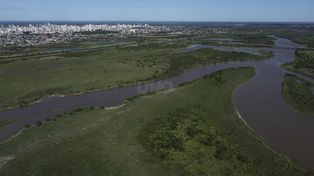 El río Salado, a la par de la ciudad. Al fondo, el puente de la autopista Santa Fe - Rosario&nbsp;
