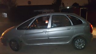 El sargento de la federal indicó que este Citroën Picasso se le cruzó y tres personas armadas intentaron asaltarlo. Hirió grave a uno de ellos.