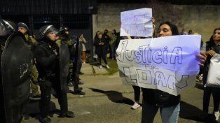 Ciudadanos de Corrientes, que estaban frente al hotel de Laudelina Peña y la Casa de Gobierno, fueron reprimidos por la policía