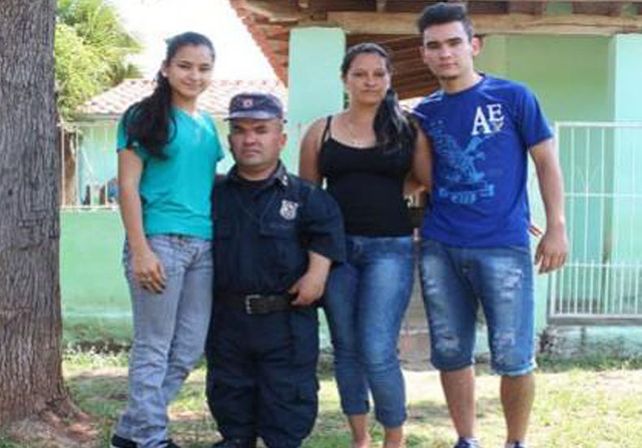 Paraguay: furor por el policía de baja talla