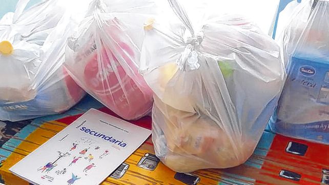 Junto con los bolsones de alimentos
