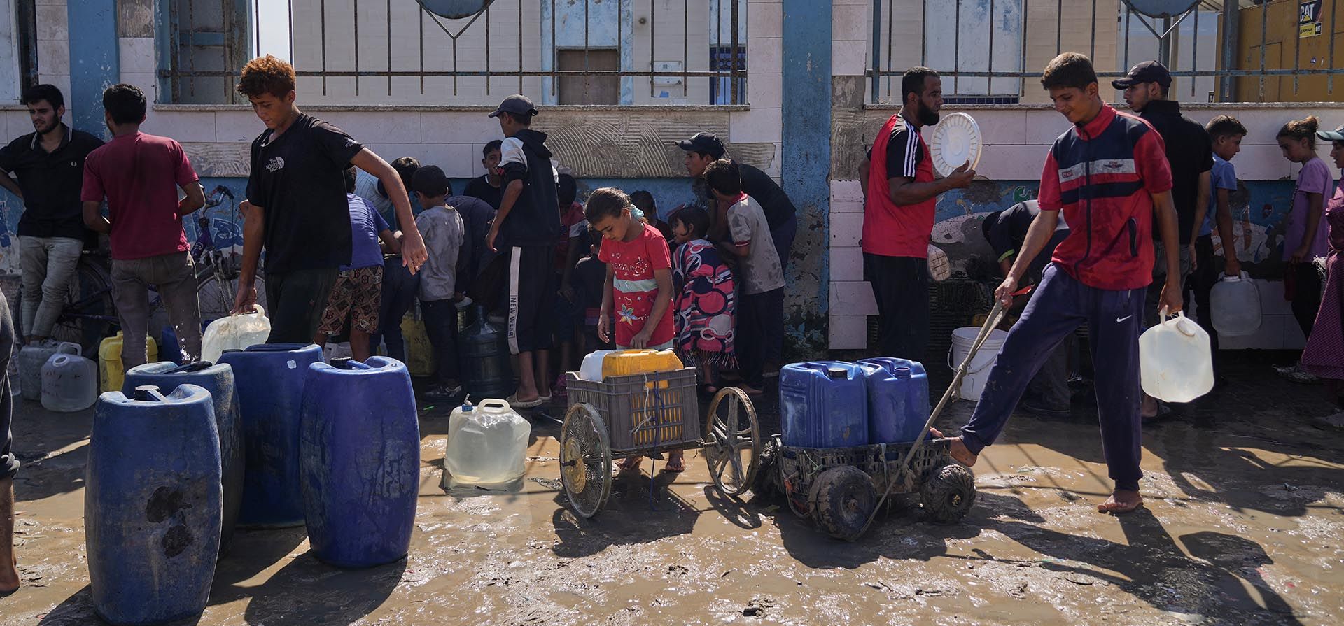 Palestinos desplazados hacen fila para recoger agua en Deir al-Balah, en el centro de la Franja de Gaza, el lunes 29 de septiembre de 2025. (Foto AP/Abdel Kareem Hana) Palestinos desplazados hacen fila para recoger agua en Deir al-Balah, en el centro de la Franja de Gaza, el lunes 29 de septiembre de 2025. (Foto AP/Abdel Kareem Hana)