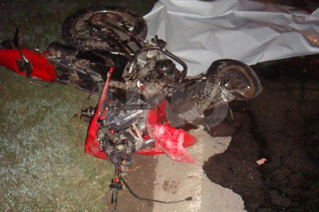 Murieron cinco jóvenes al chocar dos motocicletas de frente en Totoras