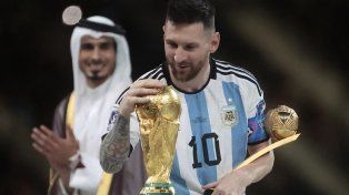 Lionel Messi. El capitán de la selección con su trofeo más preciado.