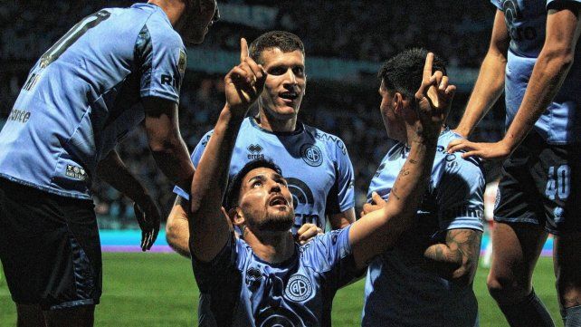 Lucas Passerini festeja uno de sus goles para Belgrano.