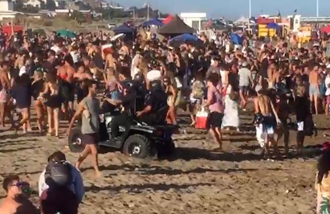 Ante la multitud de jóvenes en las playas, recuerdan que el coronavirus también se transmite al aire libre