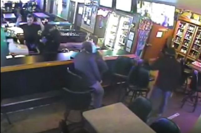 El insólito episodio se registró en un bar del estado norteamericano de Montana.