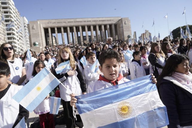 Día de la Bandera. Miles de chicos hicieron la promesa de lealtad a la enseña patria.