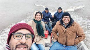 Testimonio. El grupo integrado por sacerdote, diácono y catequista se trasladaron hasta la capilla de la isla para asistir espiritualmente a los niños que hacen catequesis.