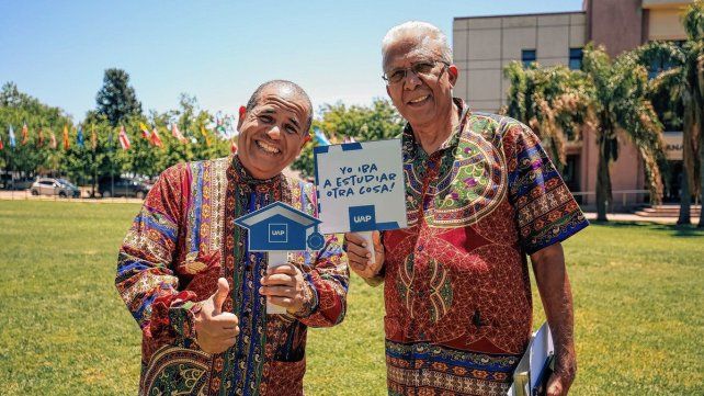 Orgulloso. El doctor Heraldo Lópes con representantes de la Universidad Adventista de Mozambique.