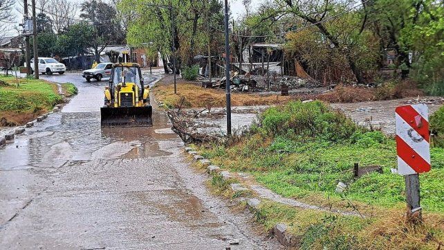 El arroyo Los Paraísos de La Paz se desbordó. El departamento del norte también sufrió las consecuencias de la lluvia.