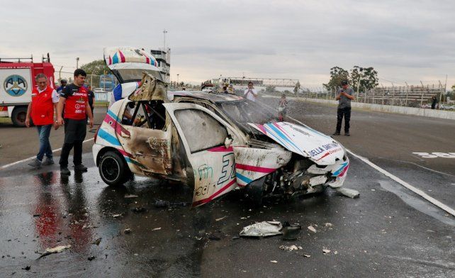 Así quedó el auto del piloto Crucci