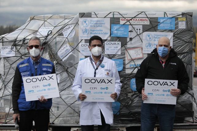 Un grupo de funcionarios de Ecuador recibe una partida de vacunas enviada por Covax. 