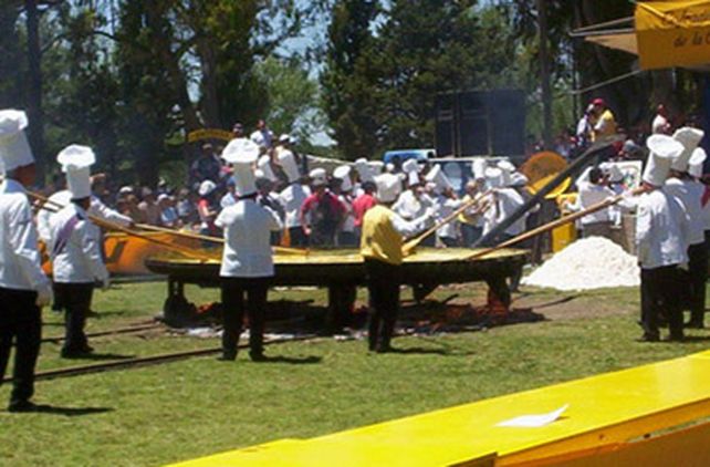 Pig&uuml;&eacute; se prepara para cocinar su tradicional omelette gigante