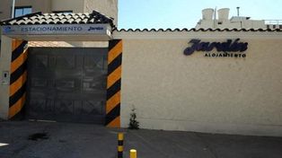 Una mujer dejó a su hija durmiendo en la camioneta para ir a un albergue transitorio