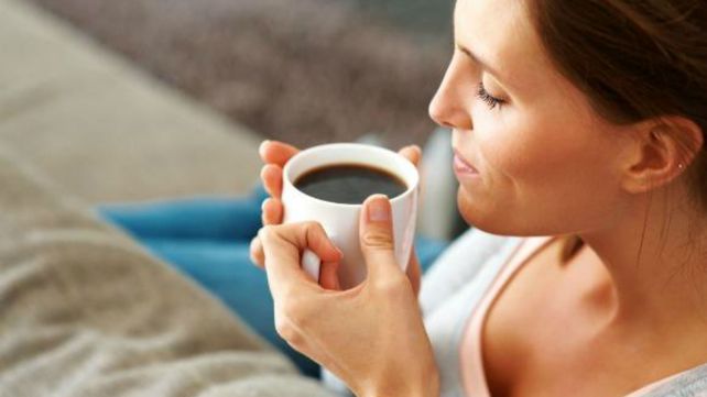 Beber hasta tres tazas de café alargaría la vida, según un estudio