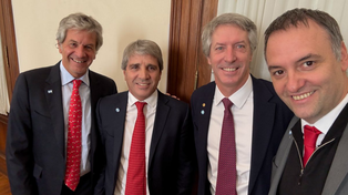 Dólares. El vocero presidencial, Manuel Adorni, y el ministro de Economía, Luis Caputo, anunciaron el plan en Casa Rosada.
