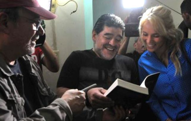 Maradona y Rocio estuvieron despuès del concierto con el cantautor.