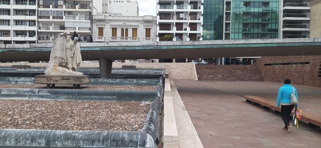 Mármoles rotos y basura forman parte de la triste postal que le regala el pasaje Juramento a los turistas y rosarinos que visitan el Monumento a la Bandera