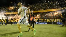 Puro amor. Pinola agradece a la gente cada vez que pisa el césped del Gigante. Puro amor. Pinola agradece a la gente cada vez que pisa el césped del Gigante.