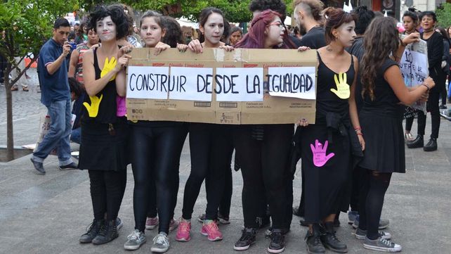 Una multitud vestida de negro marchó contra la violencia de género y los femicidios