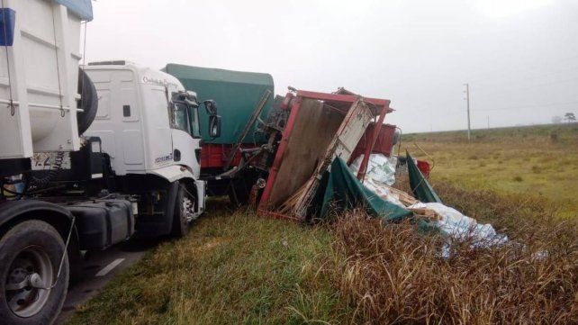 Choque múltiple en la Ruta Nacional 11 entre tres camiones, una camioneta y un auto a la altura de Marcelino Escalada Choque múltiple en la Ruta Nacional 11 entre tres camiones, una camioneta y un auto a la altura de Marcelino Escalada