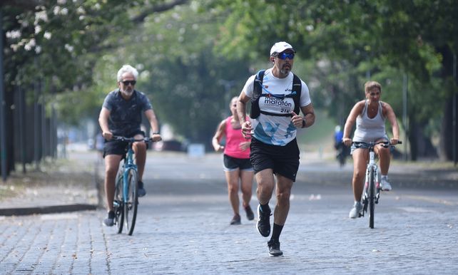 La hidratación es fundamental para mitigar los golpes de calor en esta época del año.