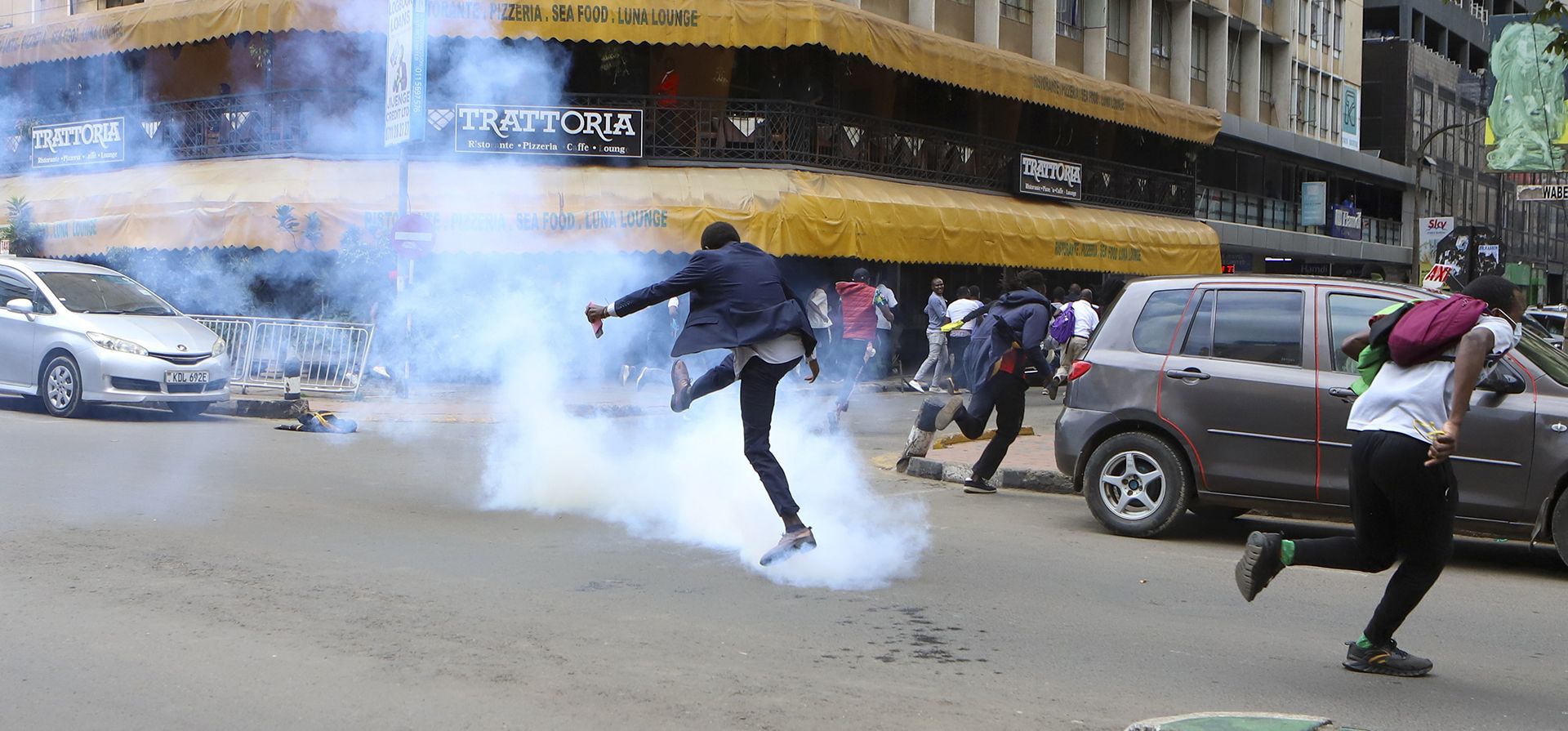 Un manifestante devuelve un bote de gas lacrimógeno durante una protesta contra los aumentos de impuestos propuestos en un proyecto de ley de finanzas que se presentará al parlamento en Nairobi, Kenia, el martes 18 de junio de 2024. (Foto AP/Andrew Kasuku) Un manifestante devuelve un bote de gas lacrimógeno durante una protesta contra los aumentos de impuestos propuestos en un proyecto de ley de finanzas que se presentará al parlamento en Nairobi, Kenia, el martes 18 de junio de 2024. (Foto AP/Andrew Kasuku)
