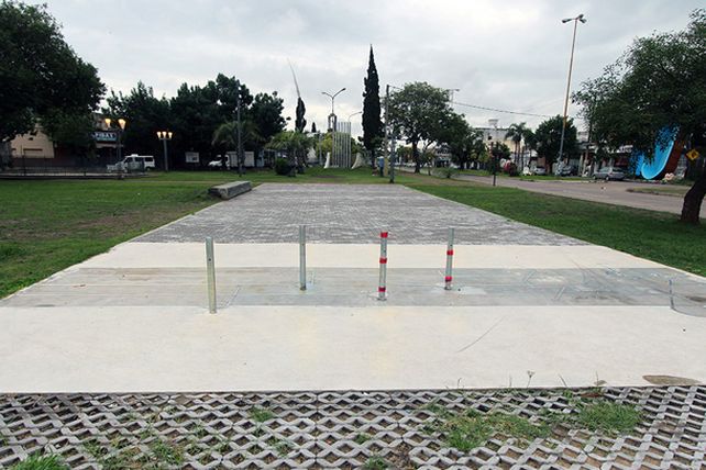 Se robaron las columnas del Monumento al Himno Nacional