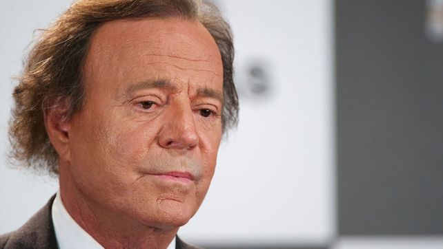 Julio Iglesias fue acusado por agresiones sexuales y abuso de poder contra dos exempleadas