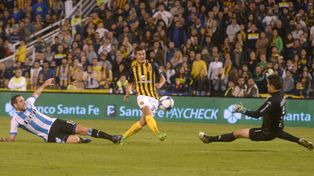 Maximiliano Lovera define en el partido ante Racing, en el Gigante. El delantero vuelve a Arroyito.