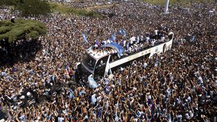 El micro de la selección avanzó con lentitud por las saturadas calles de Buenos Aires.