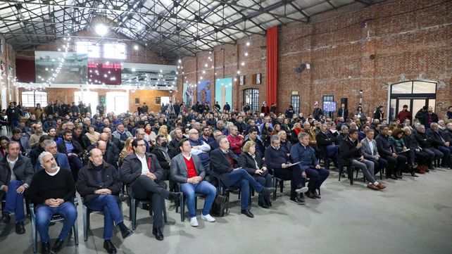 Los intendentes y presidentes comunales en la reunión con el gobernador Perotti por la deuda de coparticipación. 