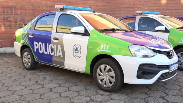 Fueron a un barrio por la muerte de una mujer y les desvalijaron el patrullero