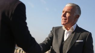 En este tipo de delitos es común que los timadores logren la confianza de las víctimas a través de llamados telefónicos simulando ser familiares. En general, buscan a personas mayores que puedan tener ahorros u objetos de valor.
