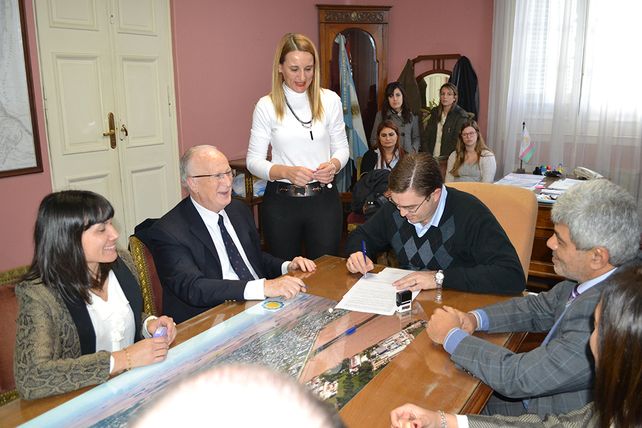 Rúbrica. El fiscal Julio De Olazábal y el intendente Juan Sarasola suscribieron el convenio para implementar el sistema.