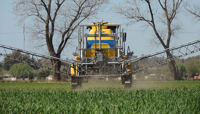Hace tiempo los vecinos de pueblos fumigados denuncian afecciones por la aspersión de agroquímicos en cercanías de zonas pobladas. Hoy el estudio del Instituto de Salud Socioambiental de la Facultad de Medicina de la Universidad Nacional de Rosario arroja luz sobre el asunto.