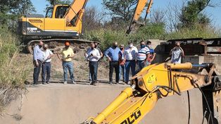 Perotti recorrió los trabajos de reacondicionamiento del canal Vila Cululú y Cañada Sunchales