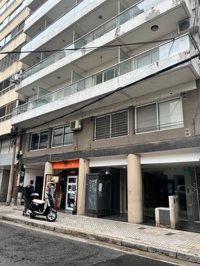 Susto en pleno centro de Rosario: cayó el vidrio de un balcón a la vereda, pero no hubo heridos