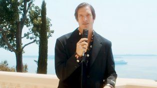 Iván de Pineda fue elegido como el presentador del prestigioso desfile de moda ‘La Vacanza’ de Versace, que contó con la destacada presencia de la famosa cantante Dua Lipa.
