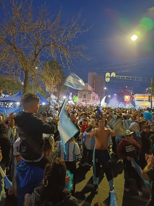 Santa Fe volvió a desatar una fiesta tras el histórico triunfo ante Inglaterra: miles de hinchas coparon las calles de la ciudad