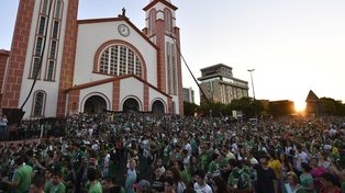 Miles de personas se acercan al club para rendir un homenaje