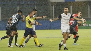 Bochorno. Blooming perdía 2-0, lo igualó y el árbitro no lo terminó hasta que Palmaflor convirtiera el 3-2.&nbsp;