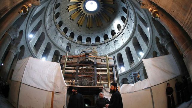 Basílica. Sacerdotes ortodoxos y franciscanos supervisando los trabajos en el interior de la Iglesia de la Resurrección.